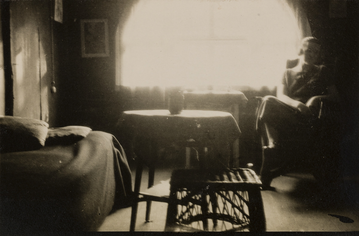 Keraamikko Friedl Holzer-Kjellberg, istumassa ikkunan ääressä