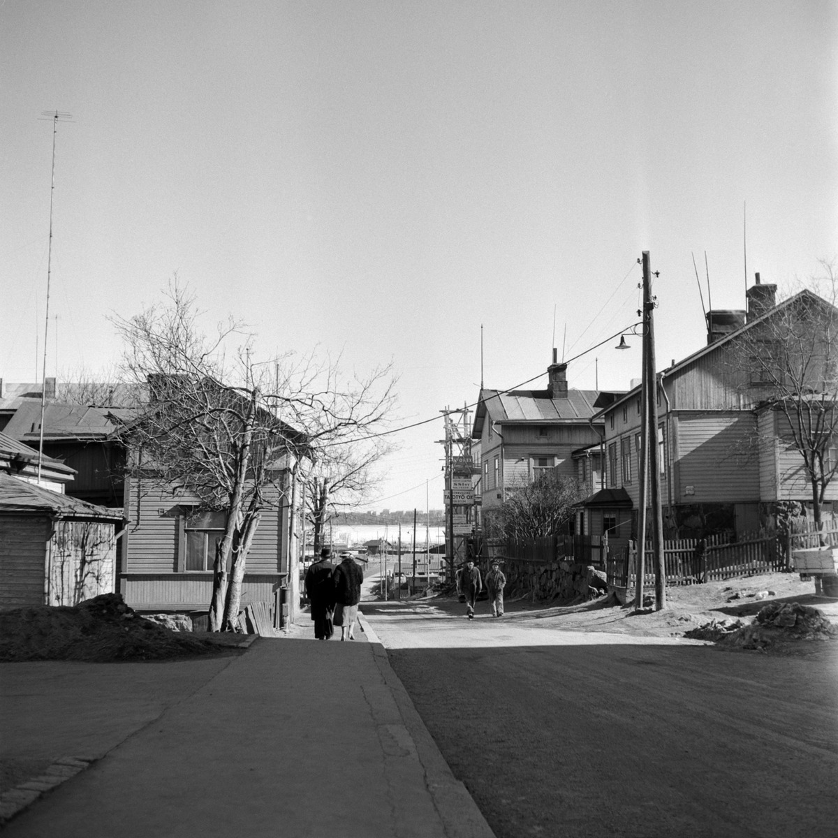Violankatua, vasemmalla Violankatu 2:n tontilla sijainneet puutalot, joiden paikalla on nykyisin puisto