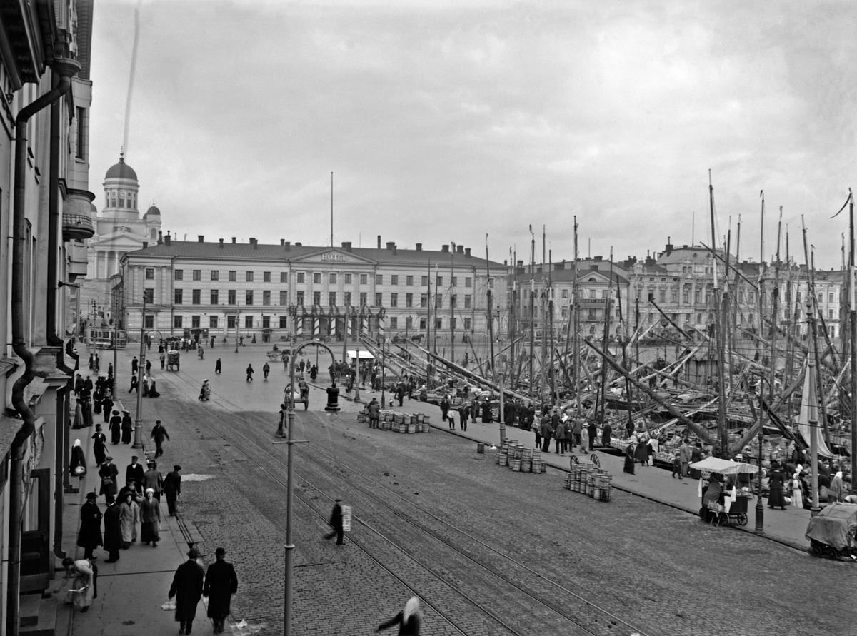 Kalamarkkinat Eteläsatamassa, taustalla Hotelli Seurahuone (Hotel Societetshus, vuodesta 1913 Helsingin kaupungintalo)