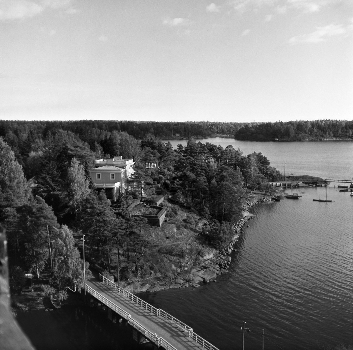 Edessä Kluuvin lahden ylittävä silta, takana johtaja Allan Granfeltin talo, sen suunnitteli arkkitehti Walter Thomé ja se valmistui 1910