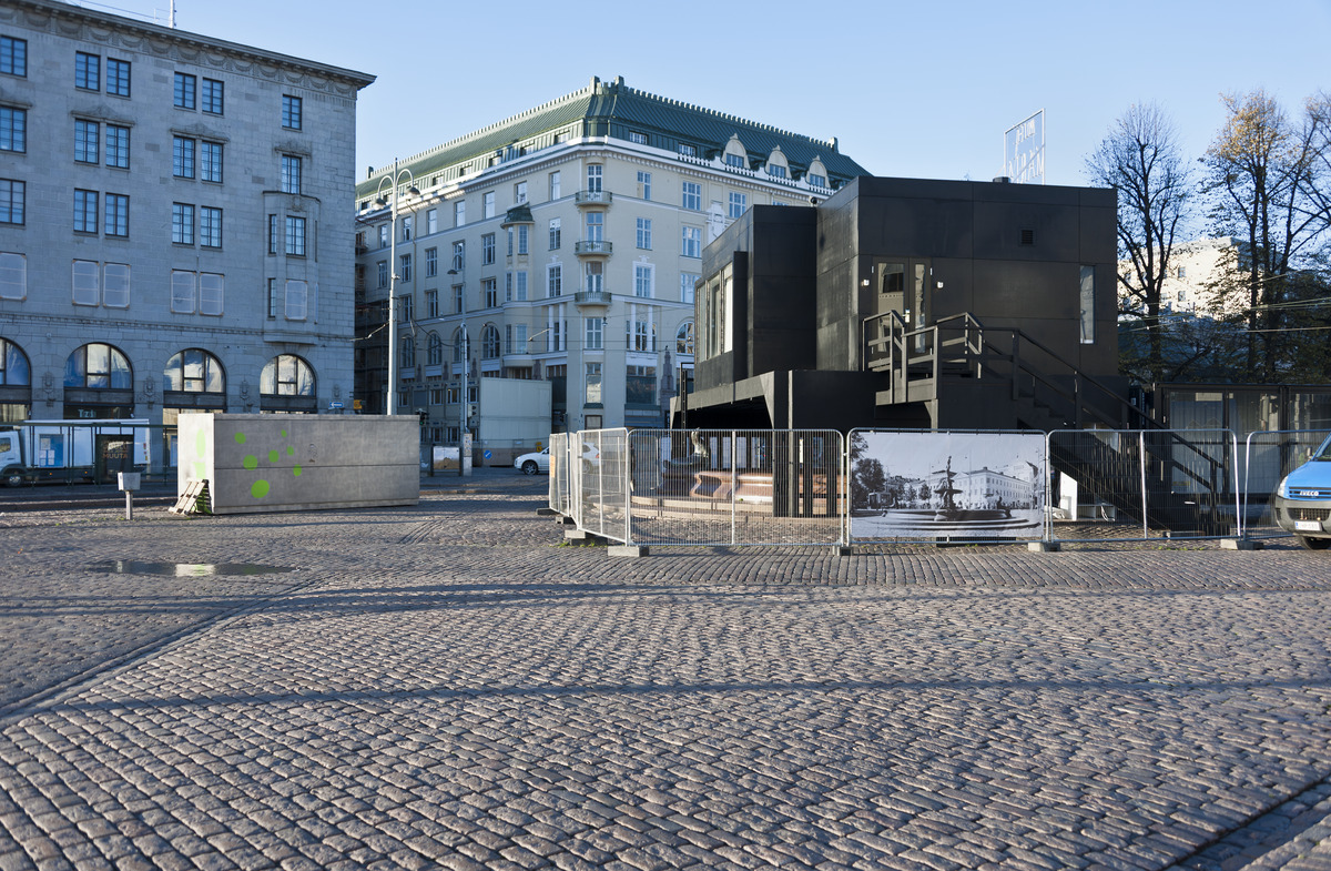Hotel Manta of Helsinki, Tatzu Nishin taideteos Havis Amanda veistoksen ympärillä Kauppatorilla