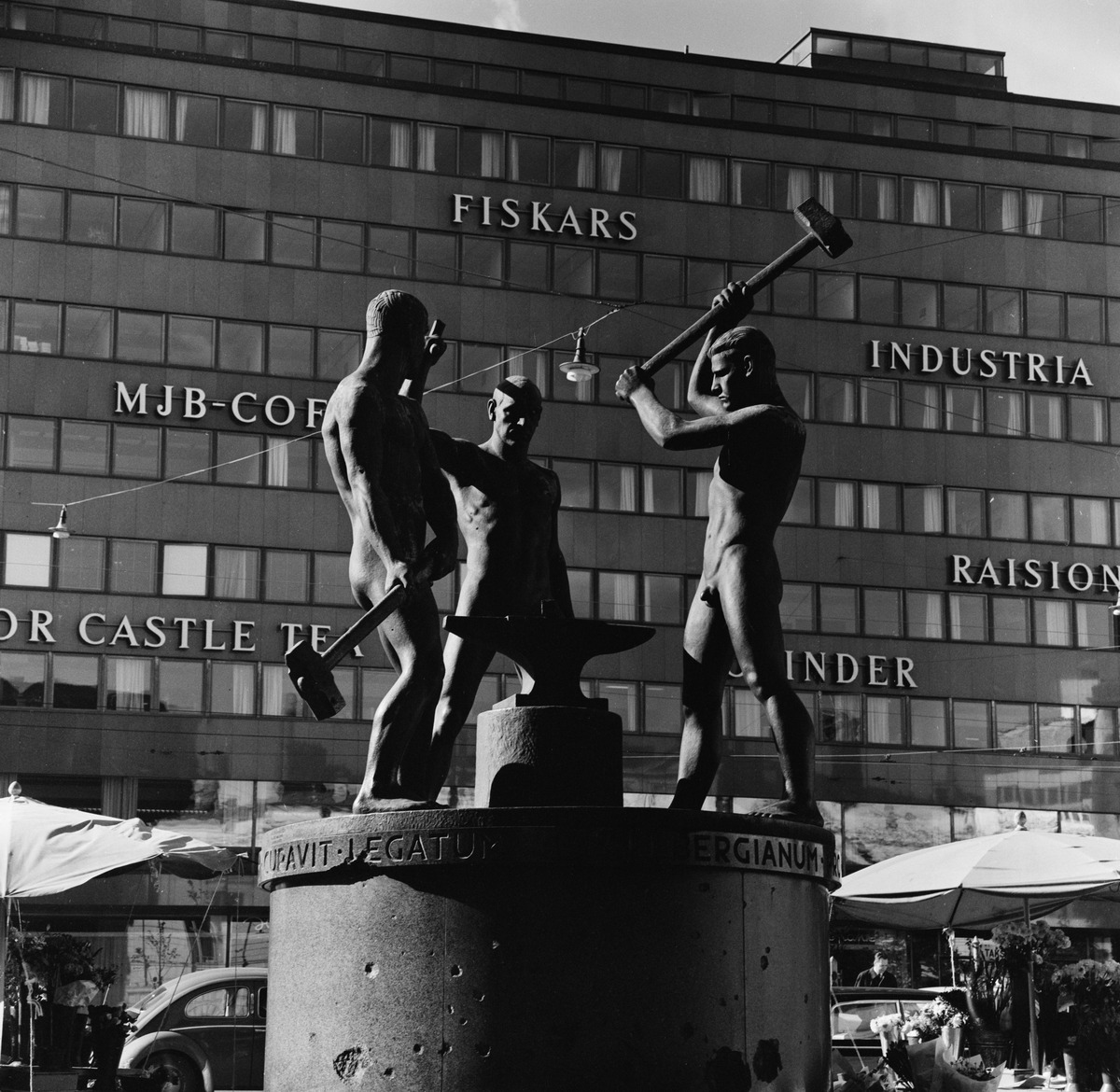 Kolmen sepän patsas, kuvanveistäjä Felix Nylund 1932