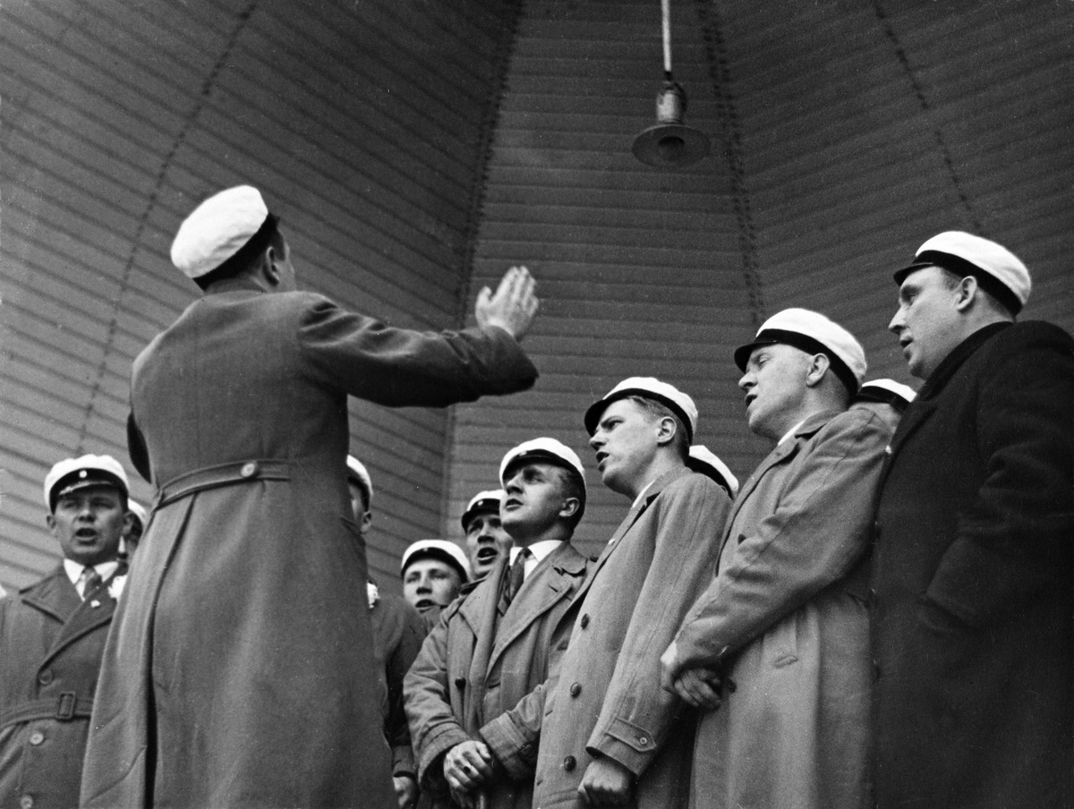 Ylioppilaskunnan Laulajat Alppilassa vappuna 1928