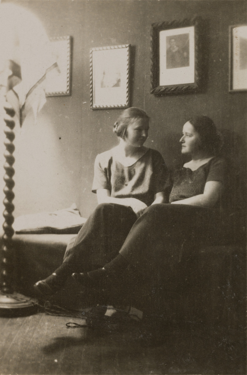 Siskokset Friedl Holzer-Kjellberg ja Maria Holzer istumassa sängyn laidalla