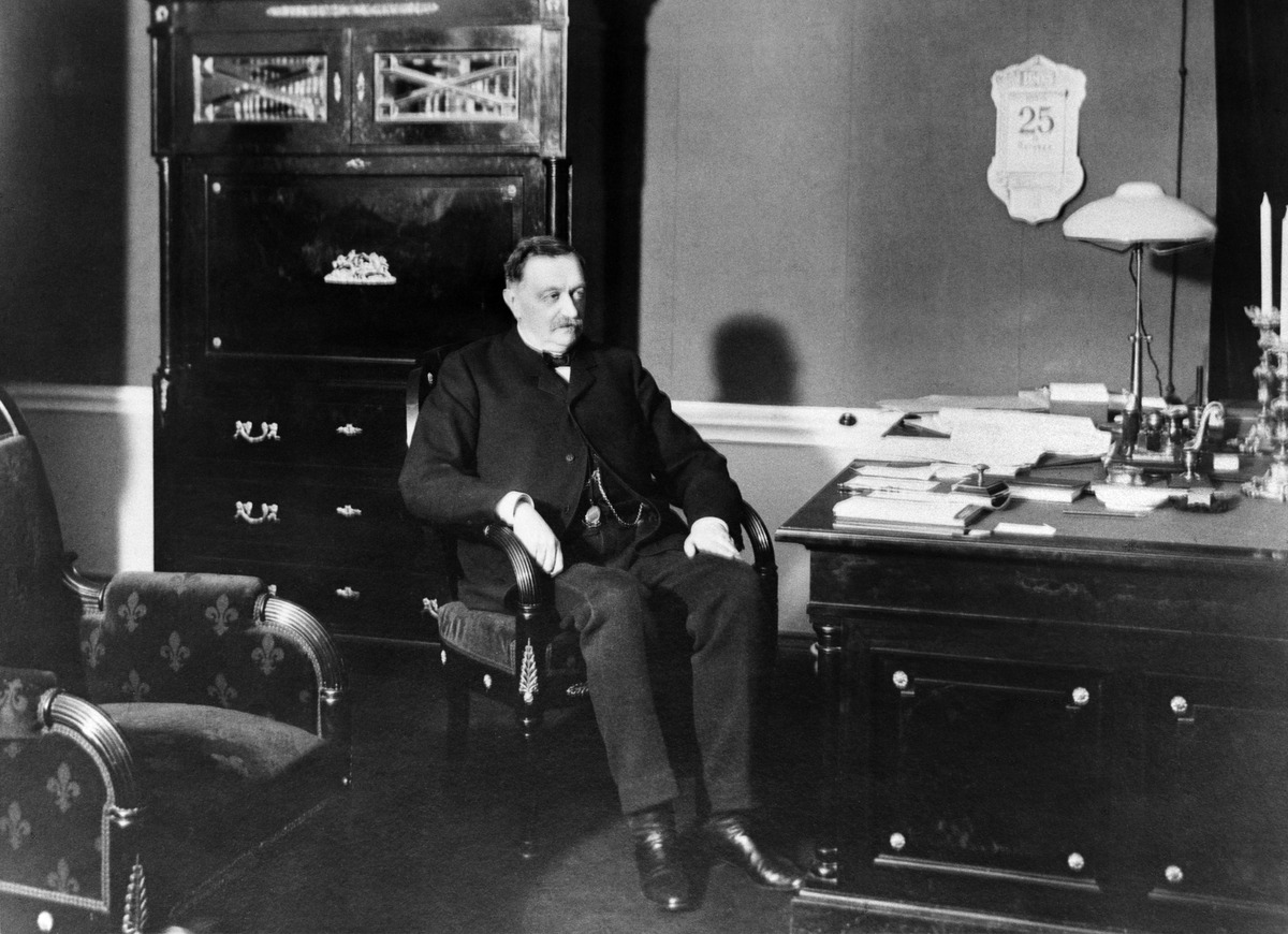 Suomen kenraalikuvernööri Nikolai Gerard työpöytänsä äärellä