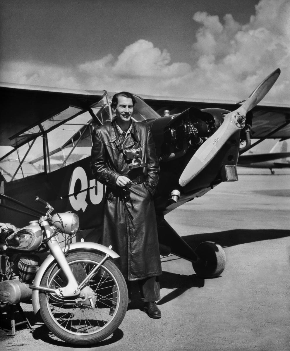 Valokuvaaja Volker von Bonin (1924-2006) Quick-lehden sponsoroiman lentokoneen ja moottoripyörän vierellä.