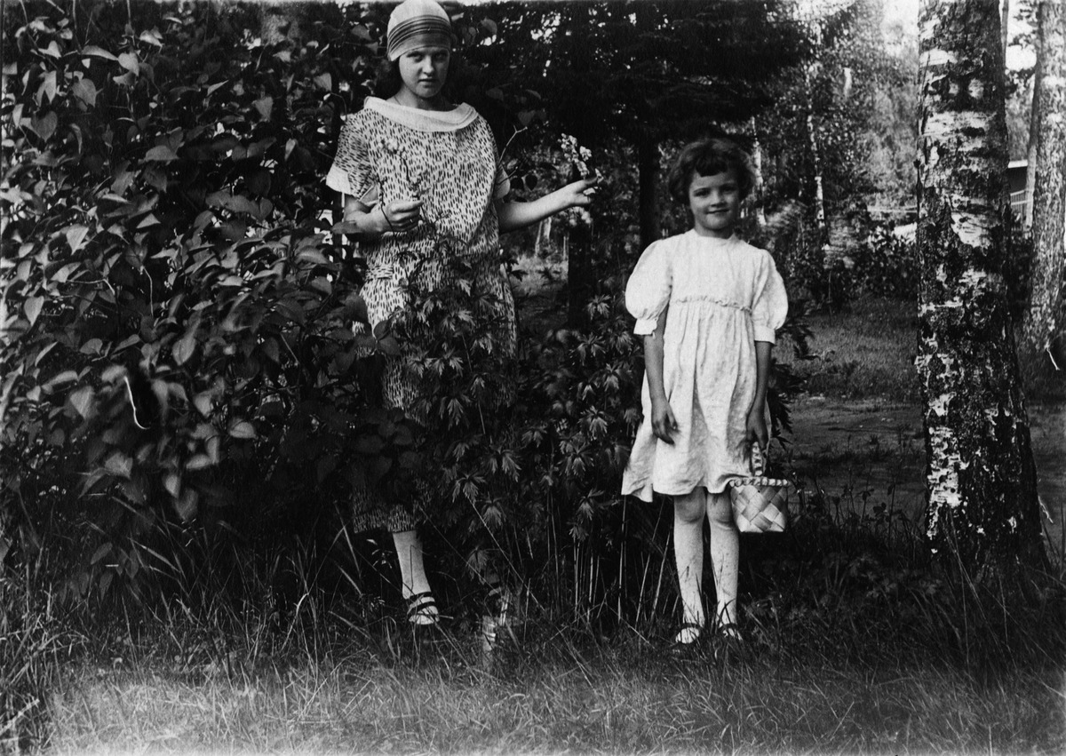 Gerda ja Birgit Jakobsson Haagassa kotinsa puutarhassa
