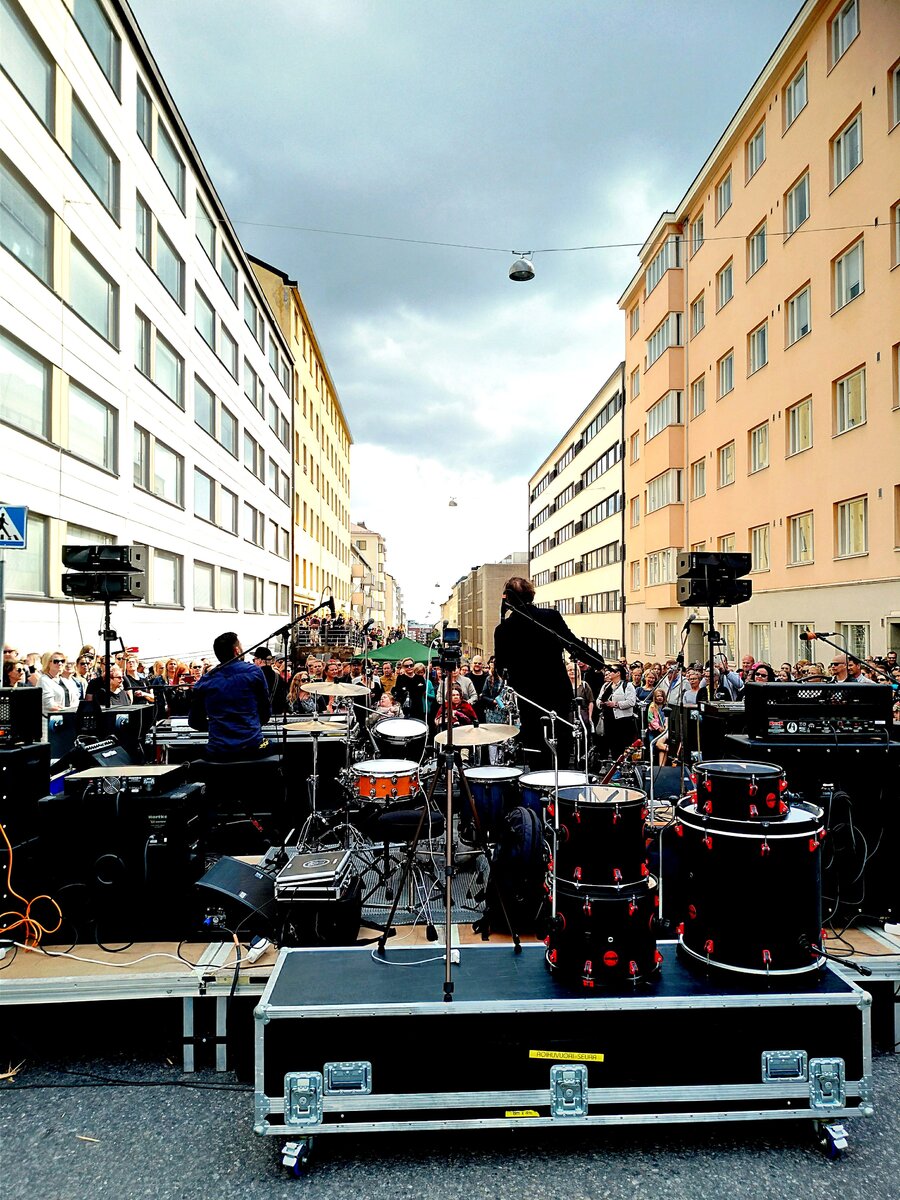 Kallio Block Partyn konserttilava ja yleisöä, Kolmas linja