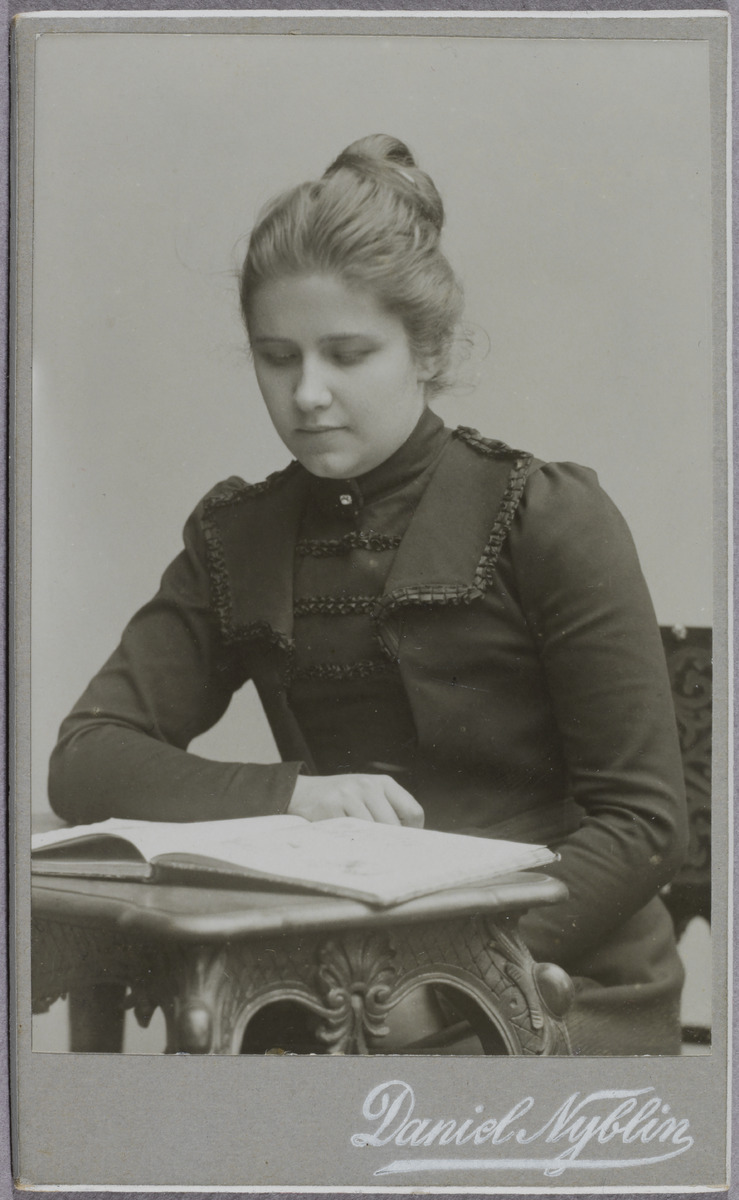 Ines Aurora Lindbohm-Breitholz 1878-1960, helsinkiläinen valokuvaaja