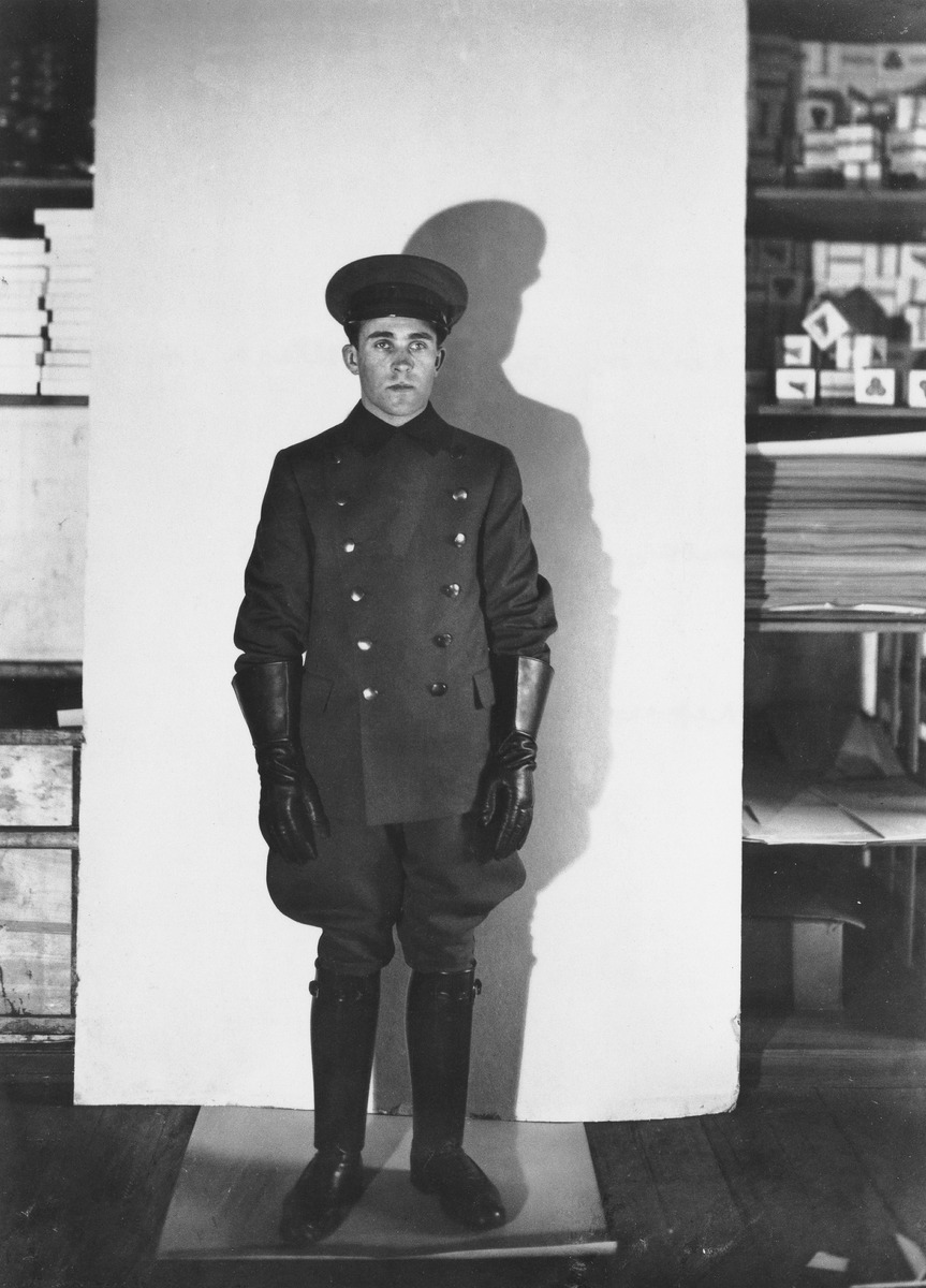 Elannon autonkuljettaja kuvattuna maaliskuussa 1933 todennäköisesti Hämeentiellä Elannon toimitiloissa