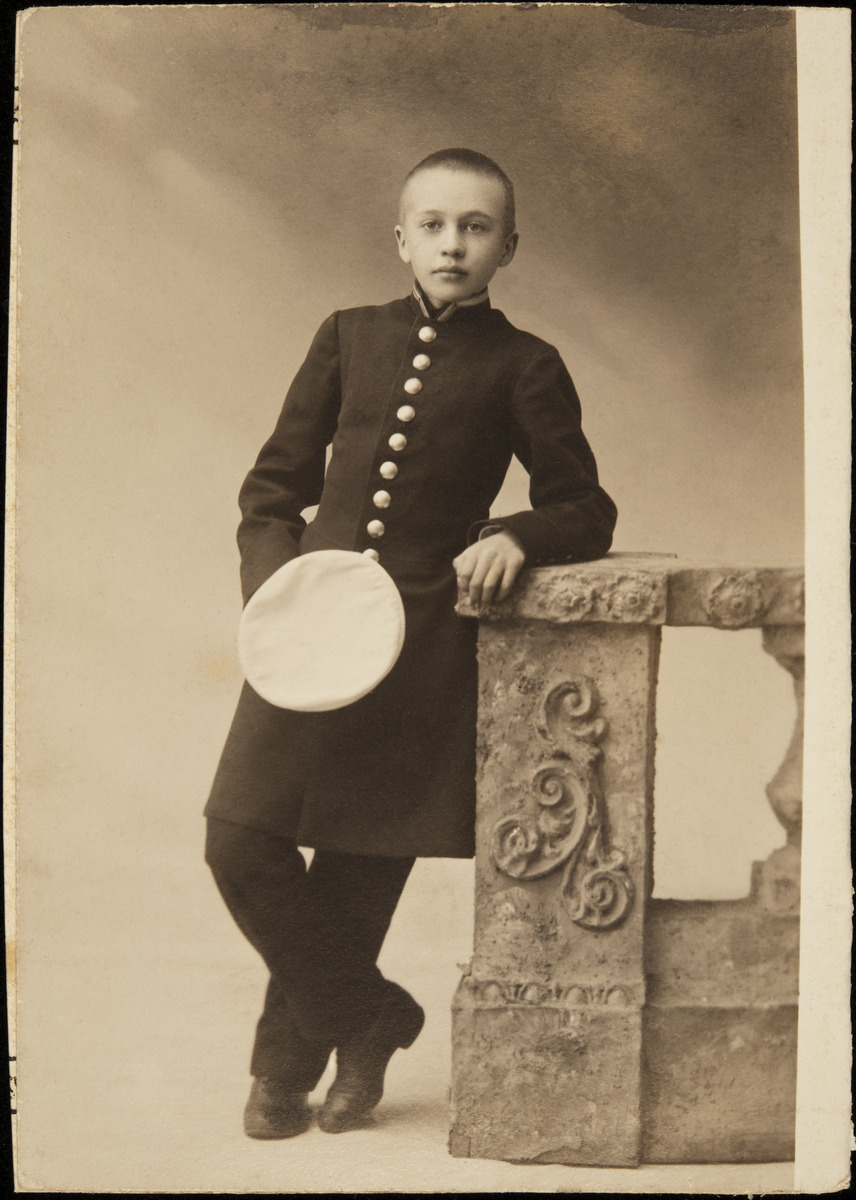 Univormuun pukeutunut kolmetoistavuotias Constantin Grünberg