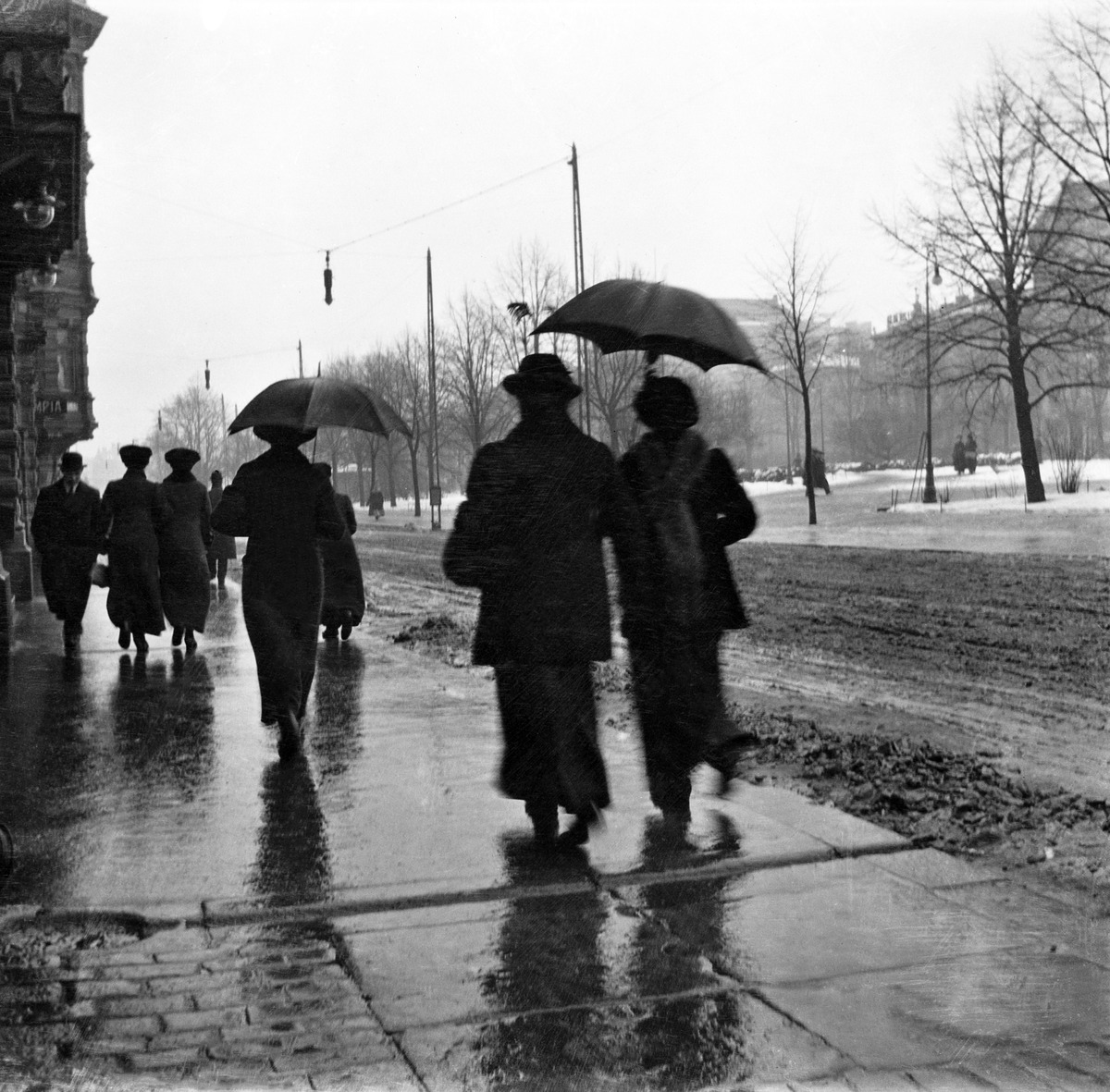 Jalankulkijoita sateisella Pohjois Esplanaadikadulla