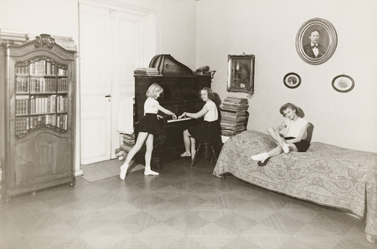 Nuoret tanssia opiskelevat tytöt todennäköisesti opettajansa, tanssi- ja lausuntataiteilija Martta Bröyerin (1897 - 1979) kotona, Ratakatu 25 A, Punavuori