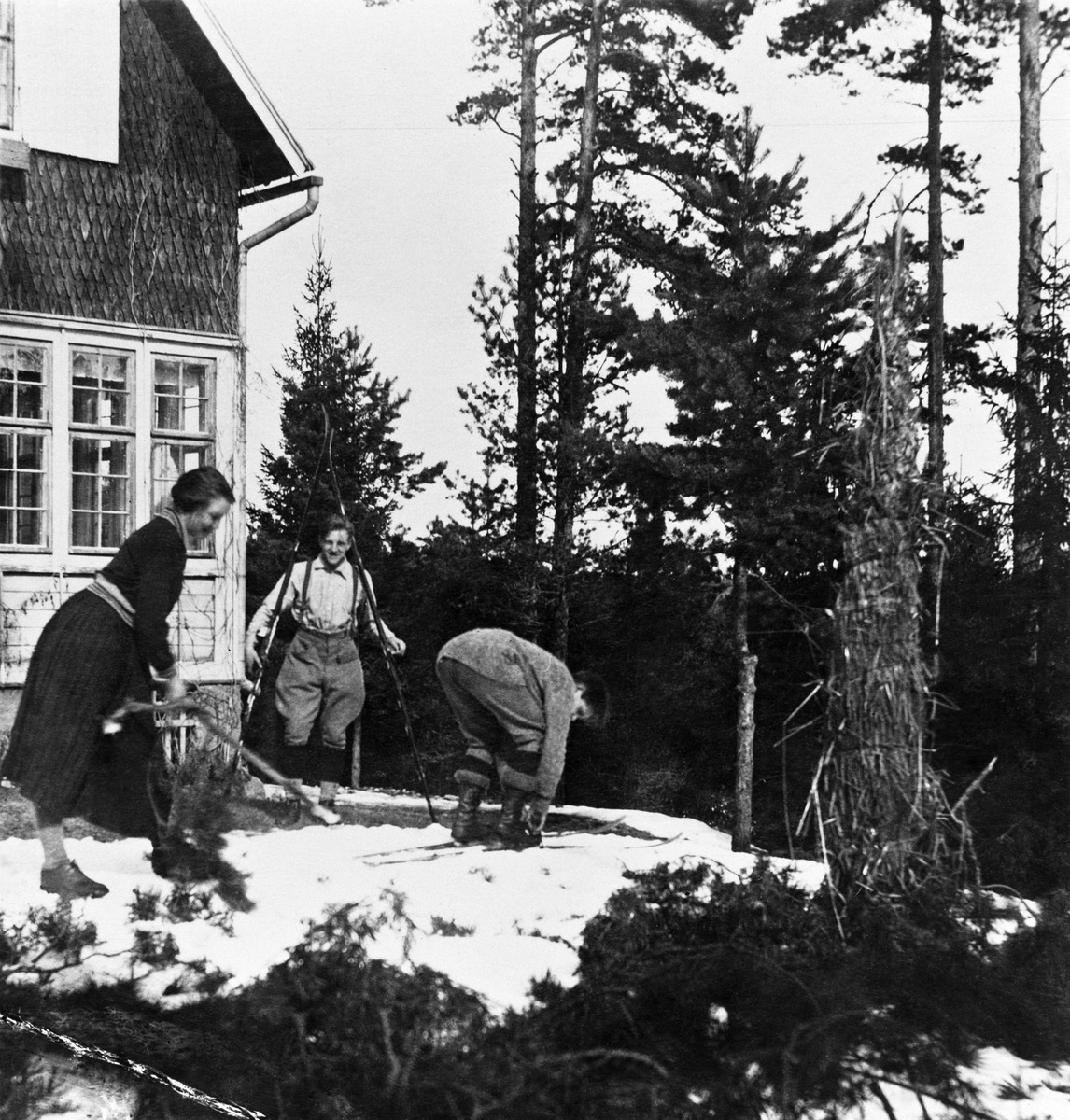 Nuoria lähdössä laskemaan mäkeä suksilla huvila Åsan pihalla pääsiäisenä 1923