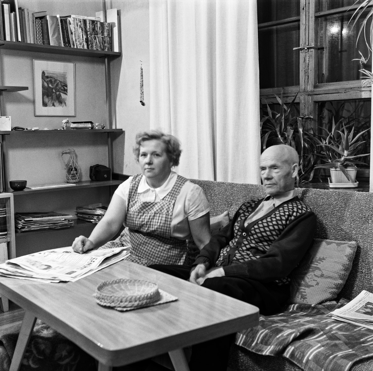 Hilkka Hurskainen ja hänen isänsä Aaron Sokura Hurskaisen kotona Vallisaaressa
