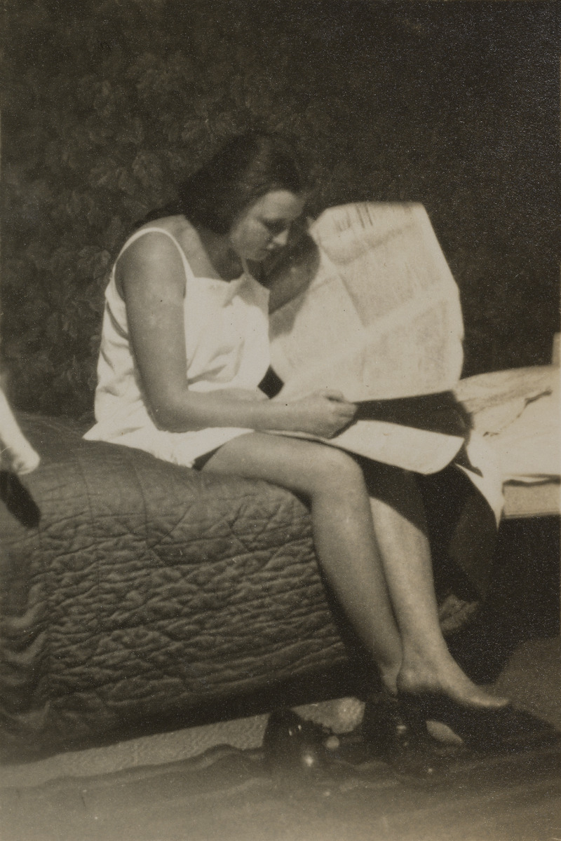 Keraamikko Friedl Holzer-Kjellberg lukemassa sanomalehteä Holzerin siskosten huoneessa Villa Miramarissa