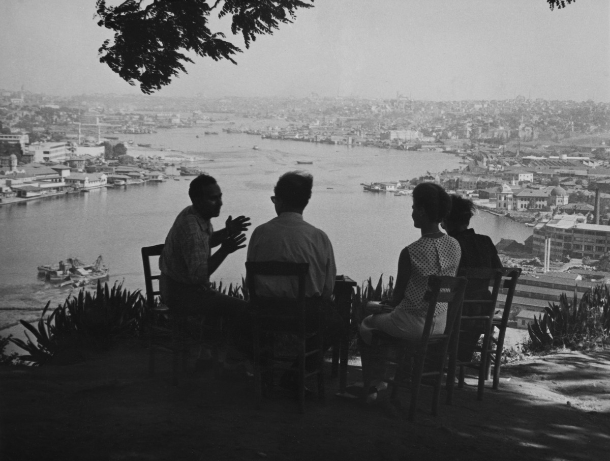 Helsinkiläisten matkaseurue istuu Pierre Lotin kahvilan terassilla Istanbulissa