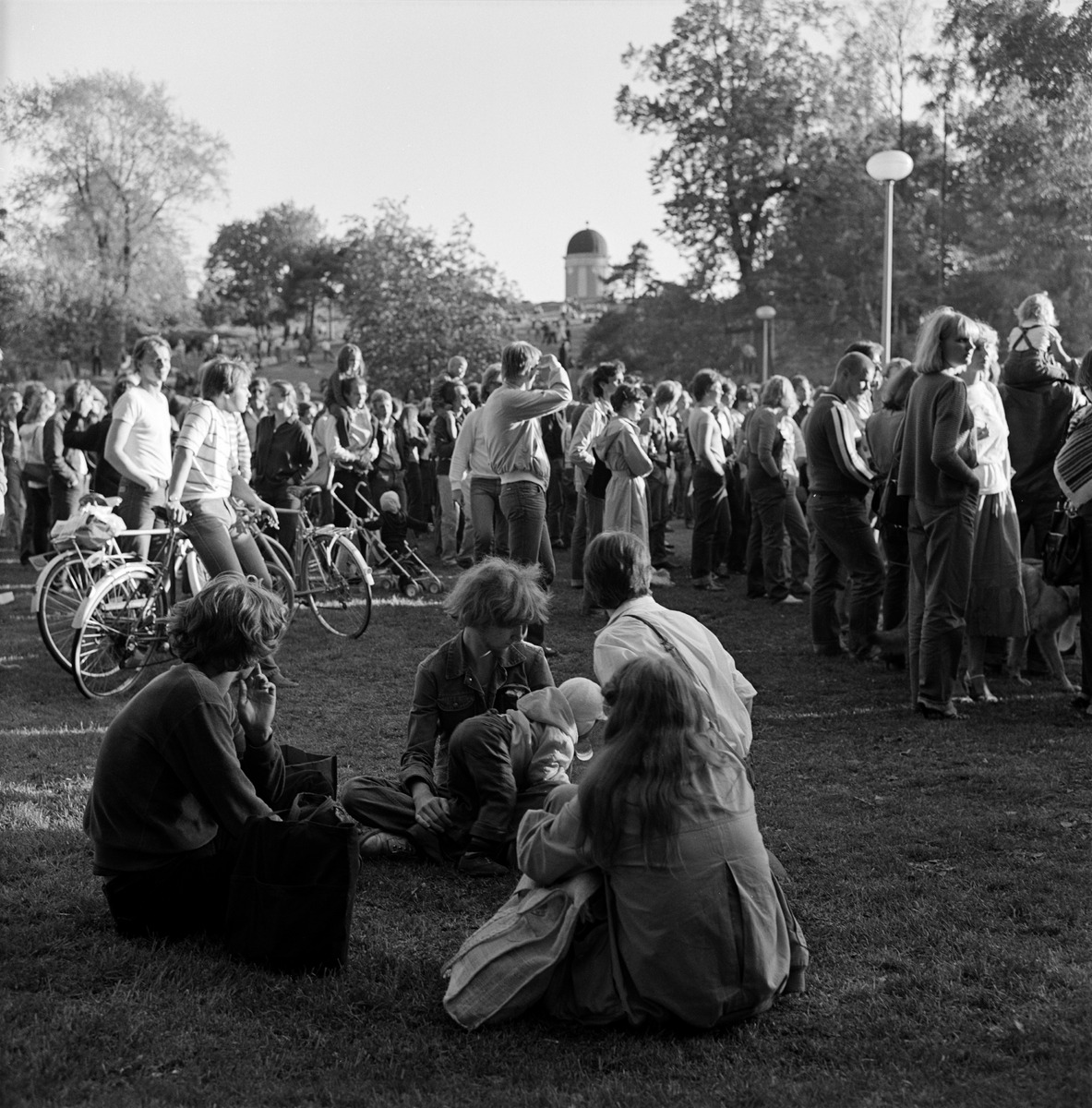 Konserttiyleisöä Kaivopuistossa kesällä 1980