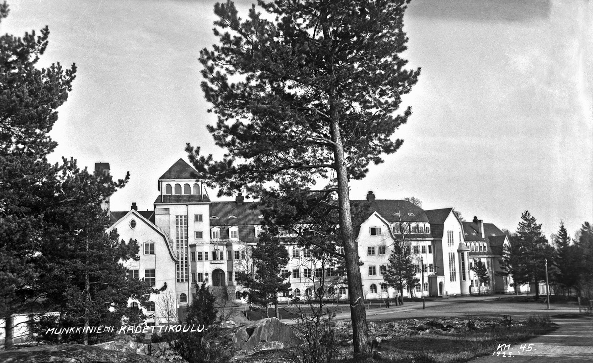 Kadettikoulu, Eliel Saarisen suunnittelema rakennus valmistui 1918 Munkkiniemen pensionaatiksi