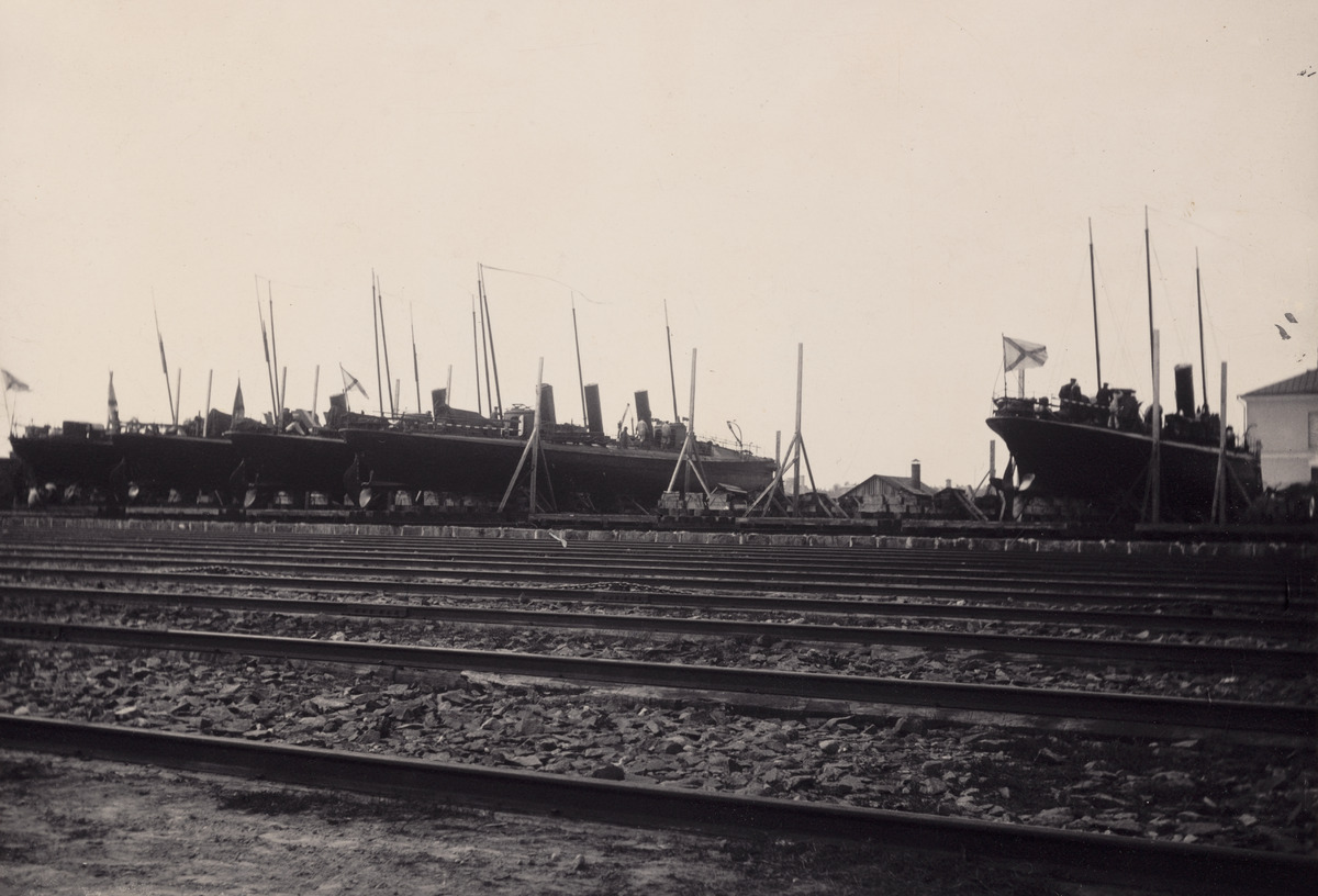 Sotalaivoja telakalla Venäjän Itämeren laivaston Viaporin sotasatamassa Katajanokalla