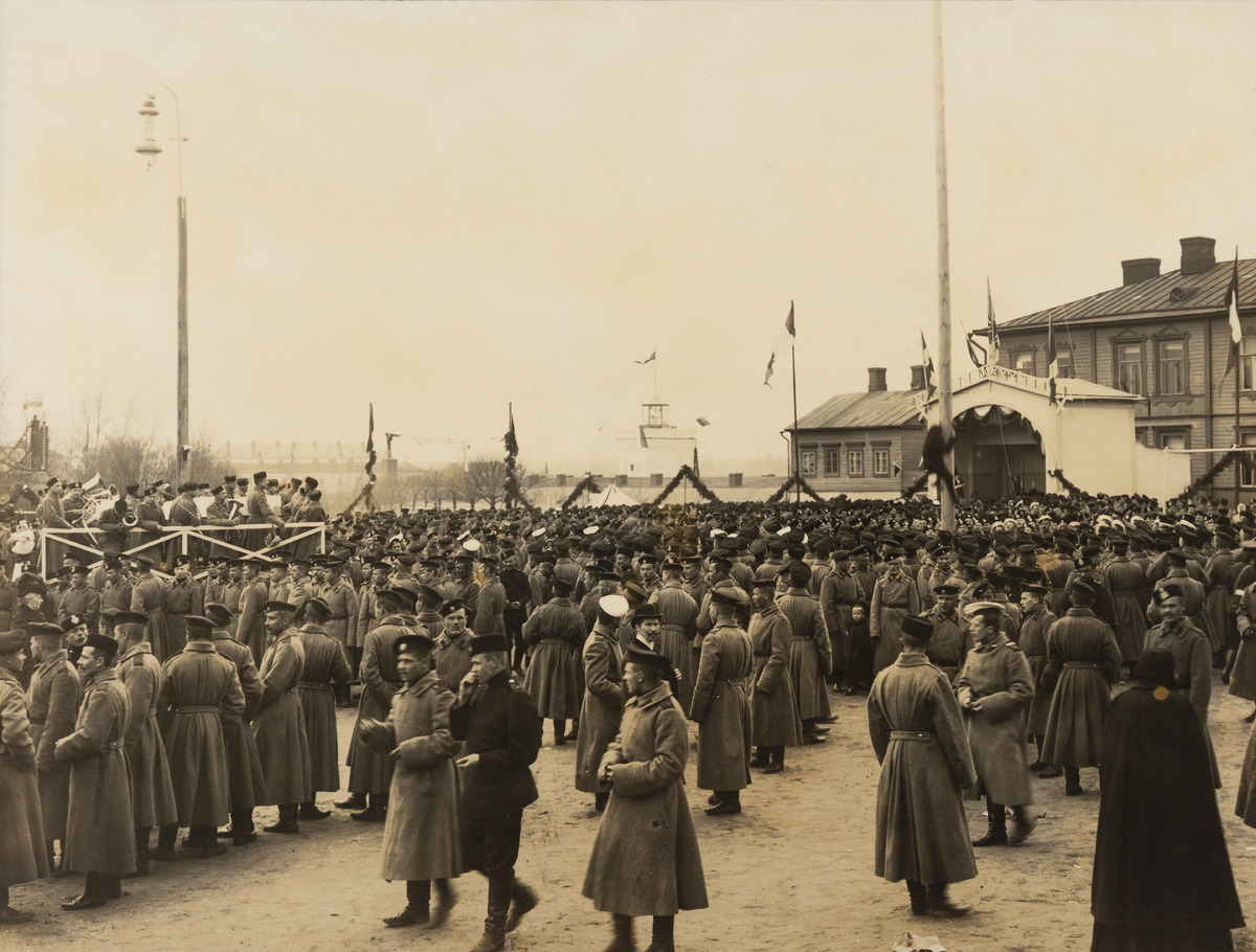 Viaporin venäläisen varuskunnan 100-vuotisjuhla huhtikuussa 1908, venäläistä sotaväkeä Ison Mustasaaren paraatikentällä