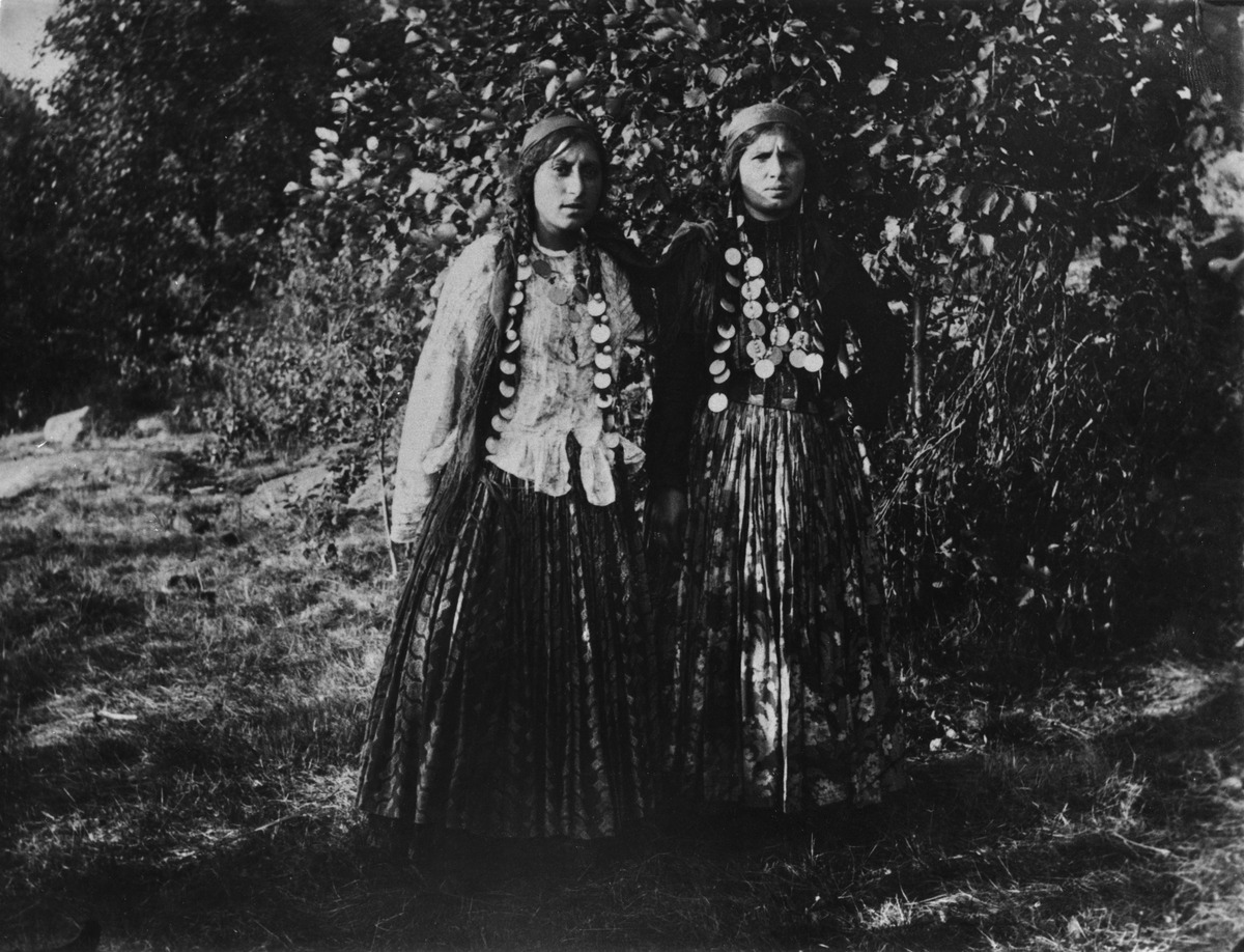 Kaksi romaninaista, unkarin mustalaisia
