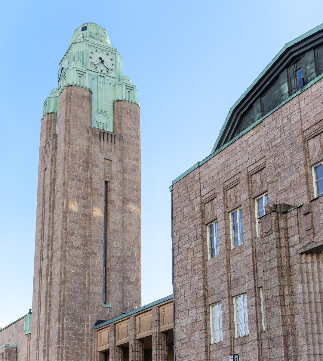 Helsingin rautatieaseman torni ja aseman Rautatientorin puoleista julkisivua