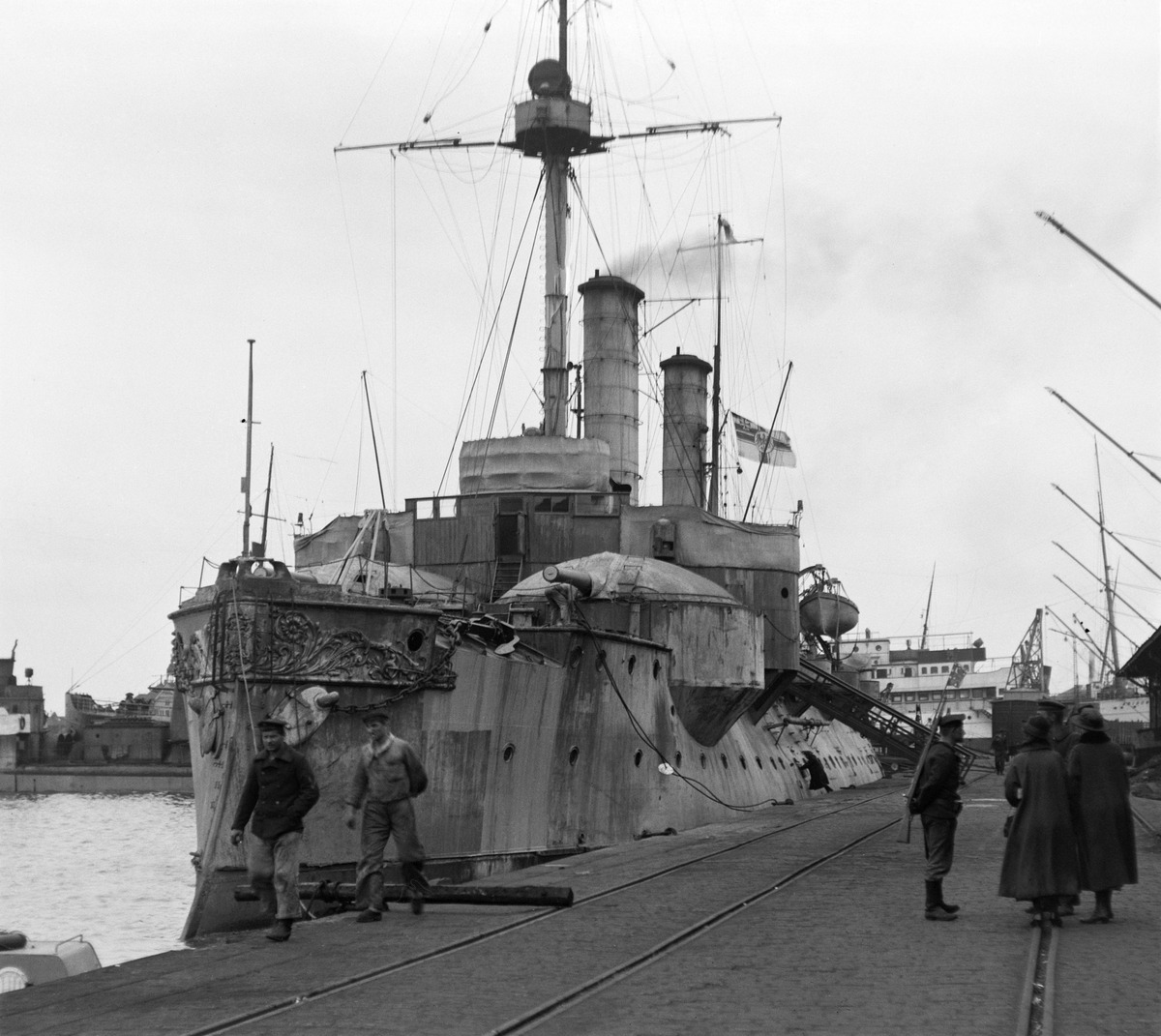 Helsingin valtaus 1918, saksalainen Siegfried-luokan rannikkopanssarilaiva SMS Beowulf  Eteläsatamassa