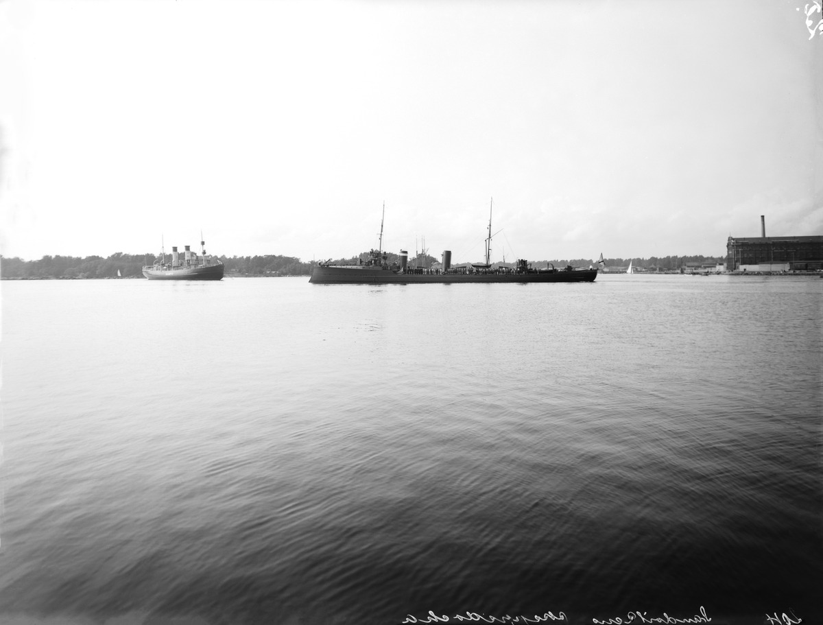 Venäläinen torpedohävittäjä General Kondratjenko, jäänsärkijä Sampo ja Jätkäsaari oikealla