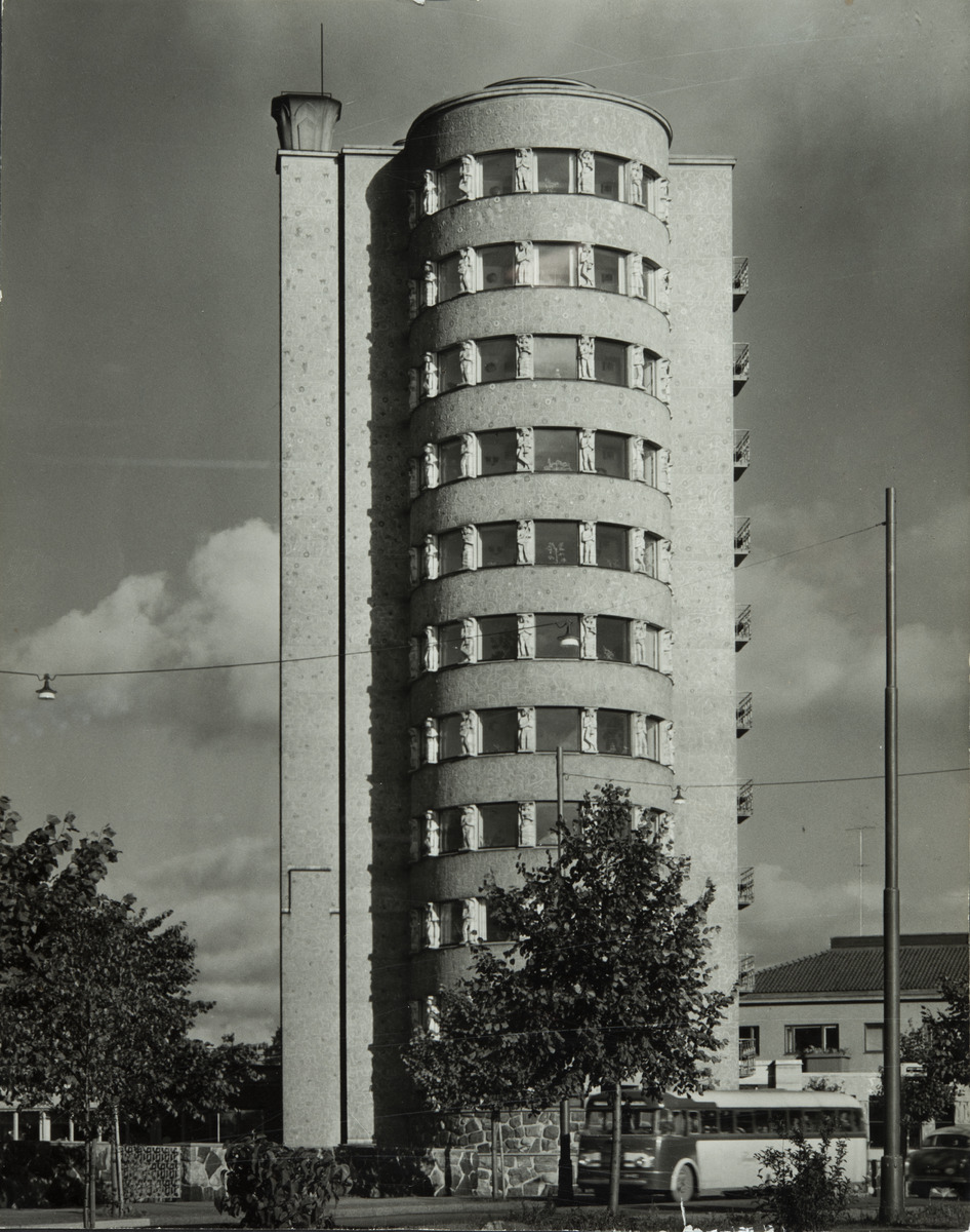 Vuonna 1948 Taka-Töölöön valmistuneen Lastenlinnan veistoksin koristeltu tornimainen pääty