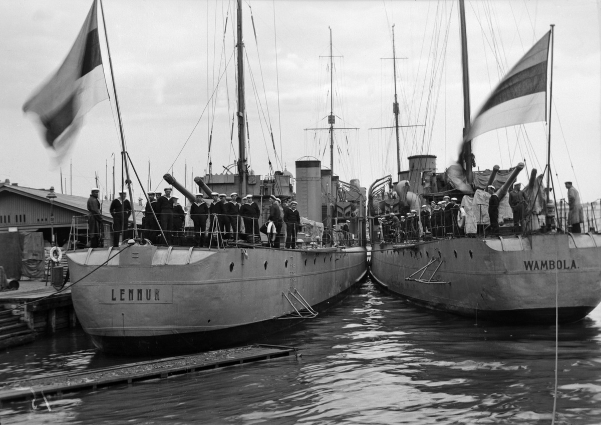 Virolaiset sotalaivat Lennuk ja Wambola Eteläsatamassa