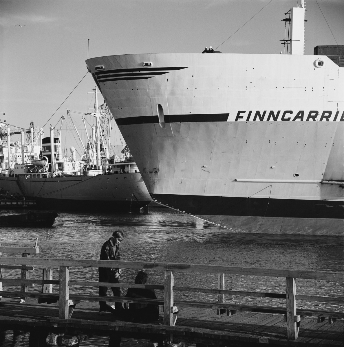 Rakenteilla olevaa Finnlinesin roro-alus m/s Finncarrieria hinataan Wärtsilän Hietalahden telakalla