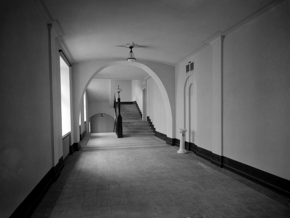 Lisa Hagmanin yksityisluokat -niminen koulu, toisen kerroksen aula, Kirkkokatu 6