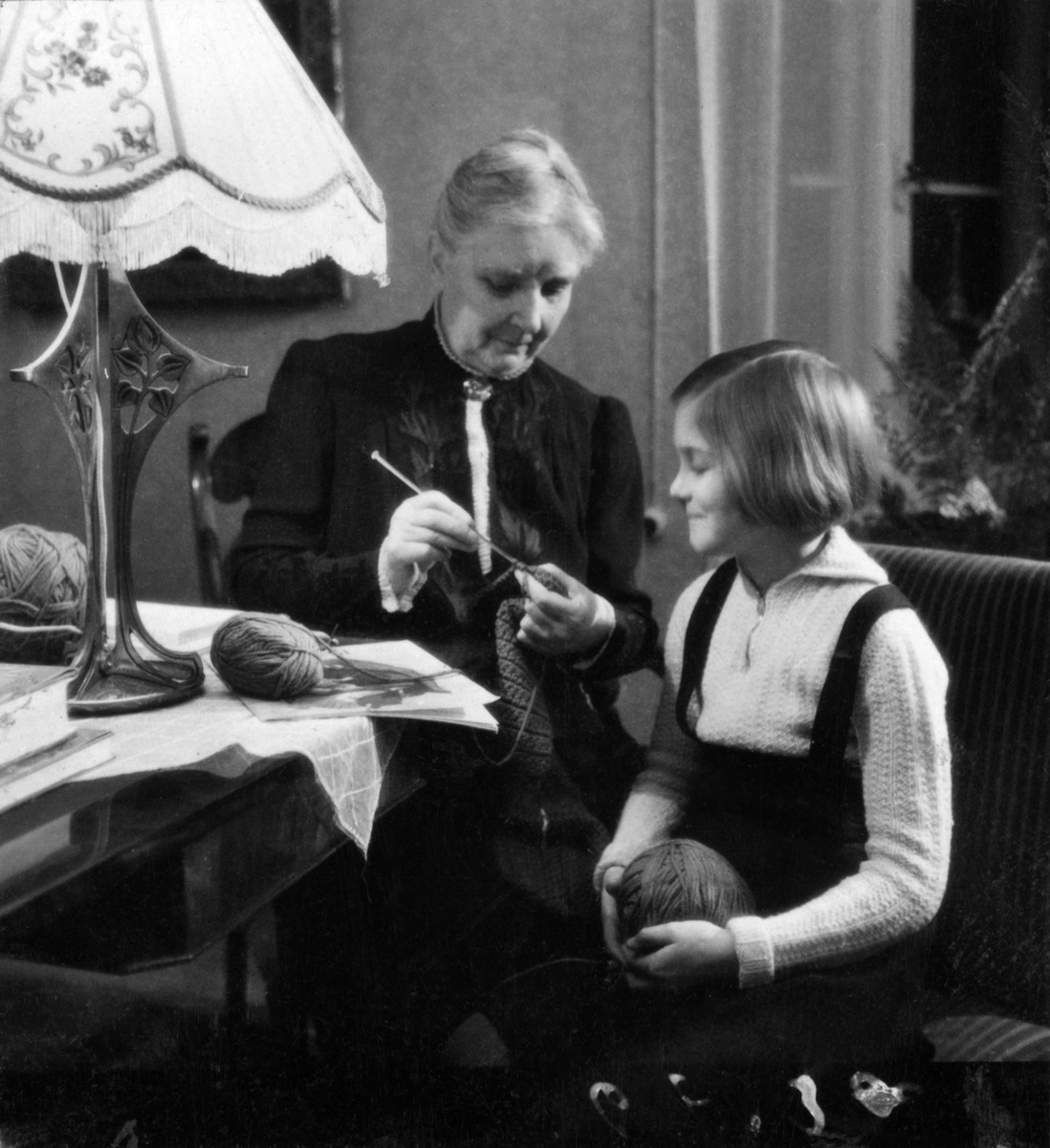 Kirjailija ja presidentin puoliso Ester Ståhlberg opettaa kutomista pikkutytölle
