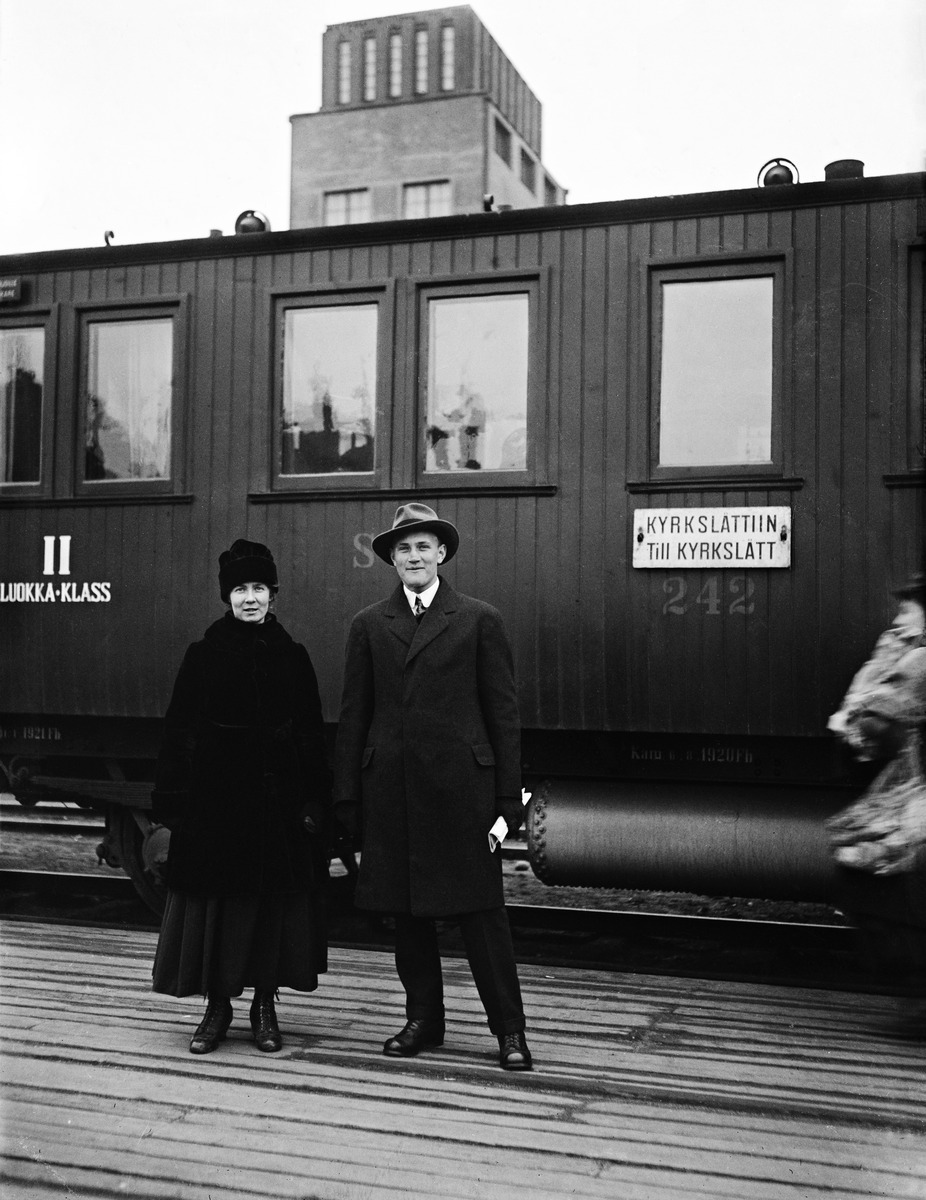 Nainen ja mies Helsingin päärautatieasemalla