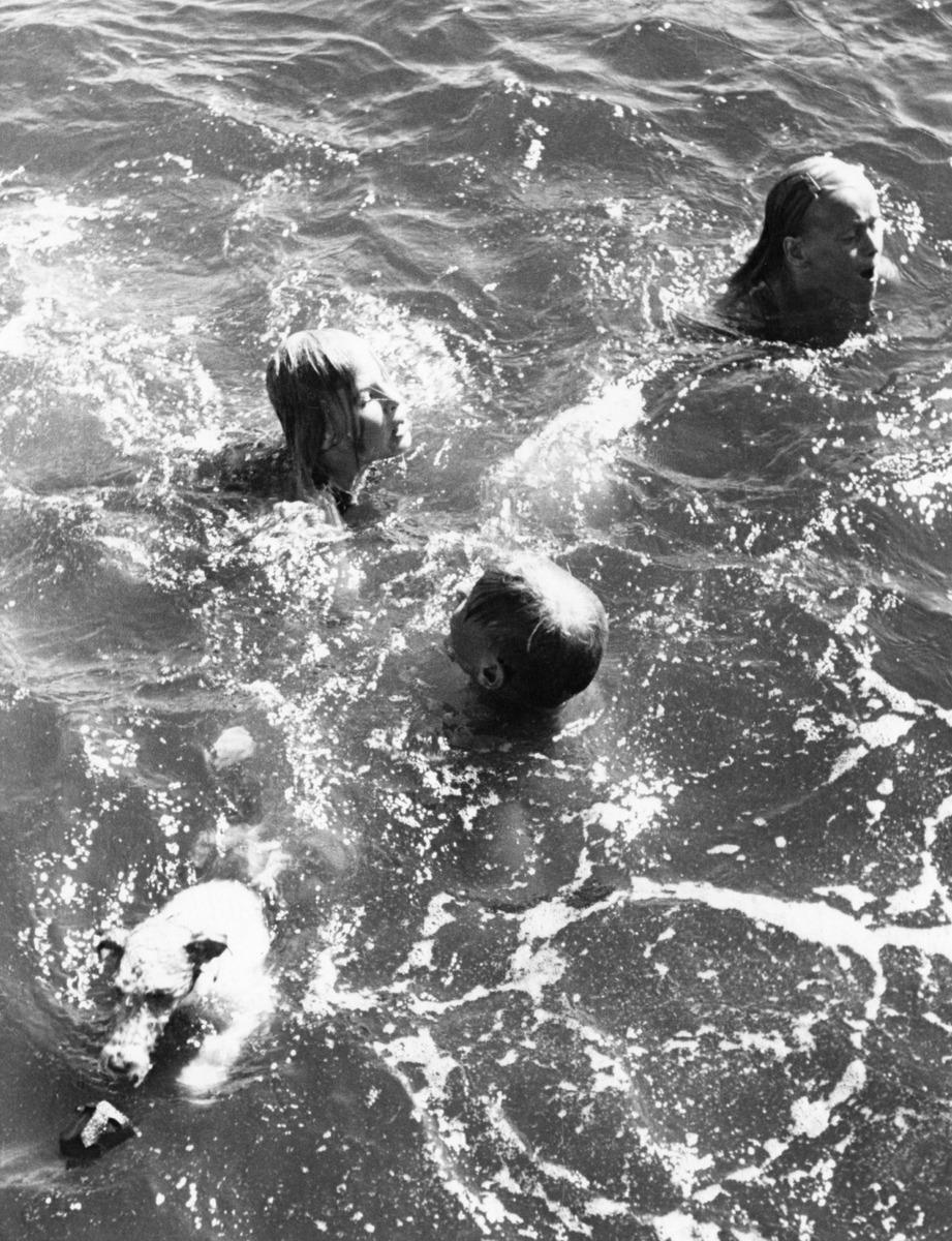 Lapset ja koira uimassa Sompasaaren rannassa, saarella oli Elannon kesäsiirtola