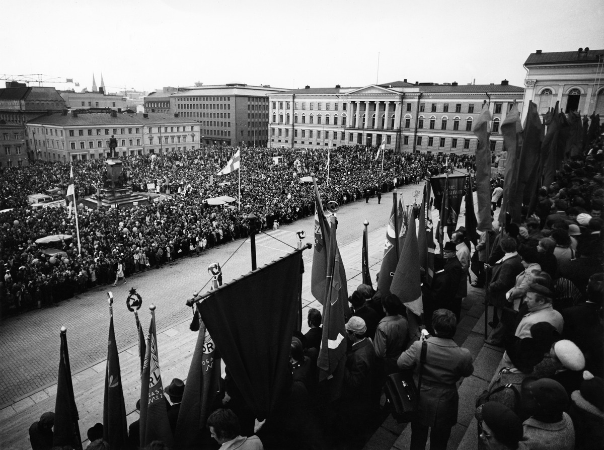 SKDL:n vappujuhla Senaatintorilla 1972