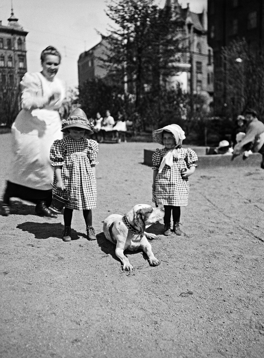 Lapsia Katajanokan puistossa lastenhoitajan tai kotiapulaisen seurassa
1910-luvulla, ks