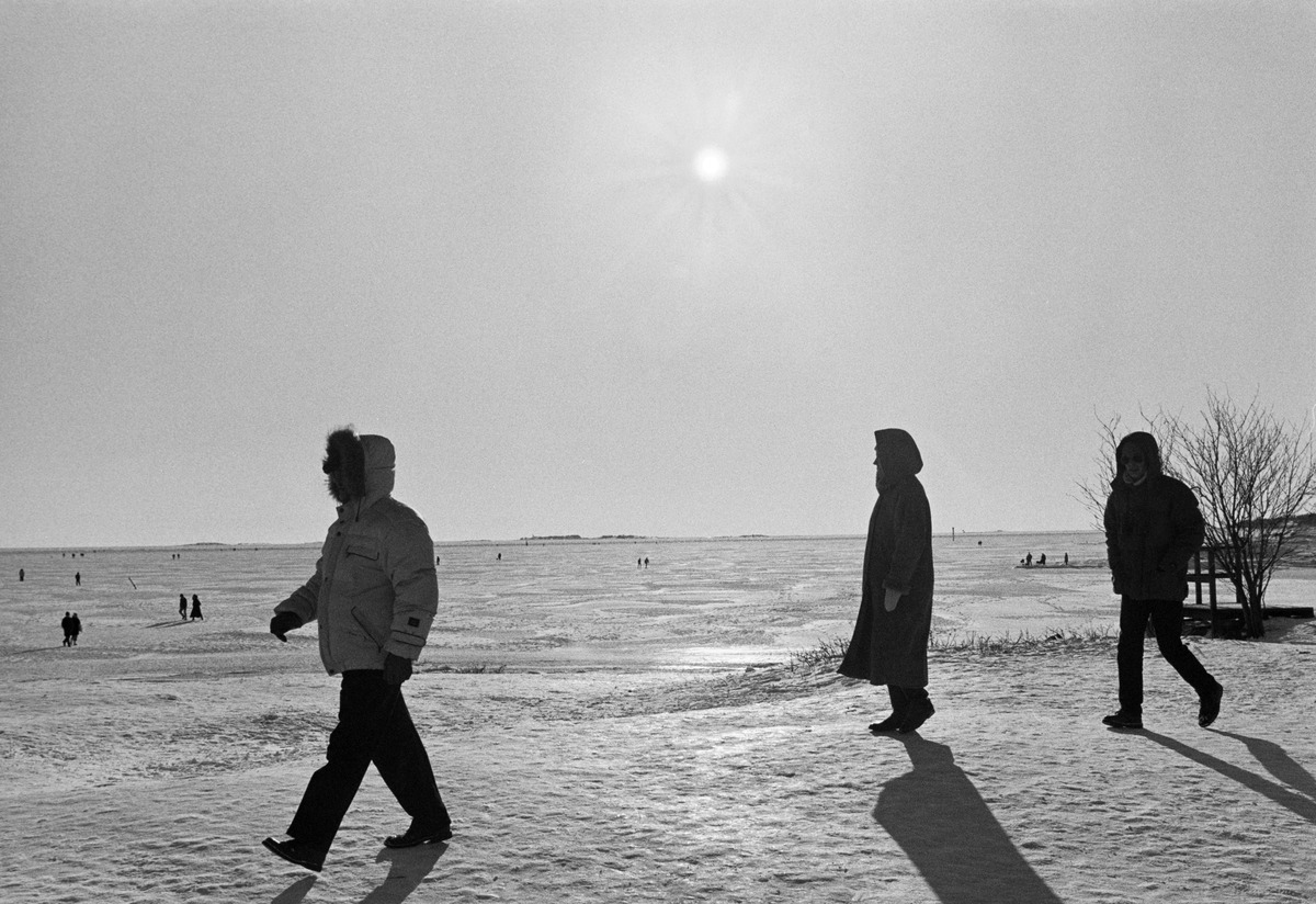 Ulkoilijoita Uunisaaren rannalla helmikuisena pakkaspäivänä