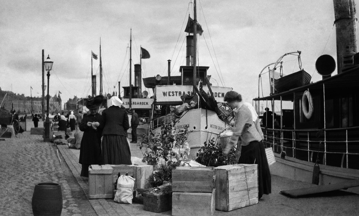 Helsinkiläisiä Eteläsatamassa muuttamassa saaristolaivoilla kesähuviloilleen 1910-luvulla