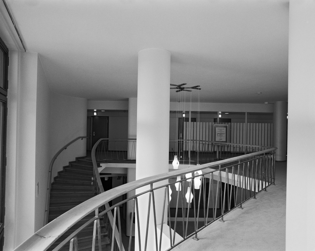 Hotelli Vaakunan kerrosaulan kaartuva portaikko, jossa kevyet metallikaiteet