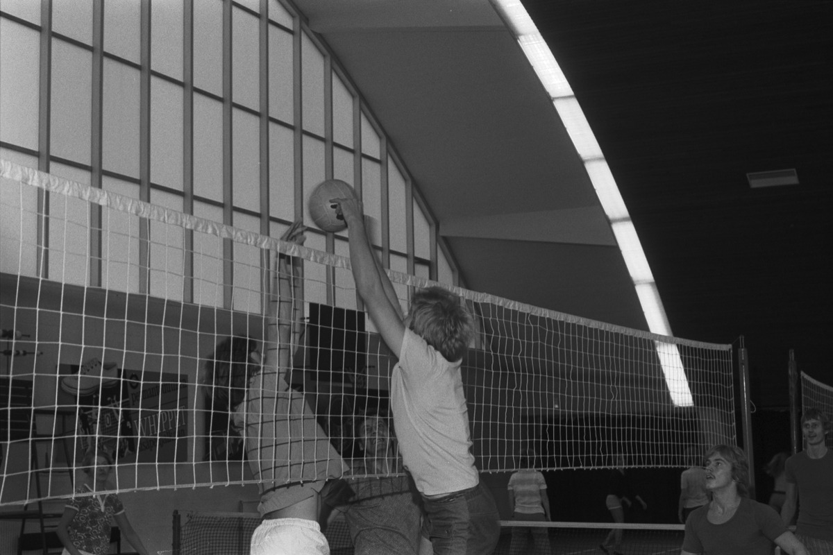 Kuntourheilijoita pelaamassa lentopalloa palloiluhallissa Tennispalatsissa