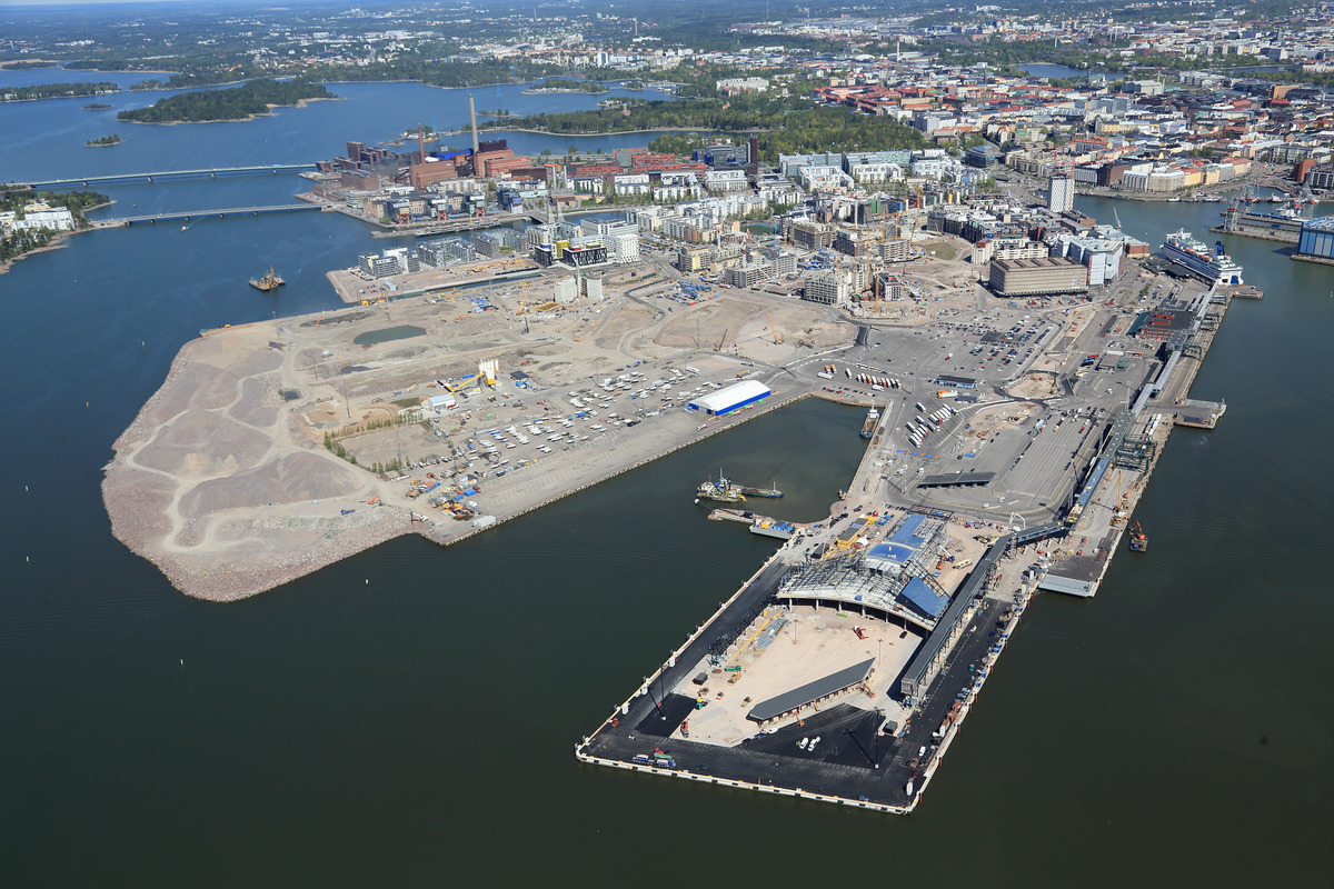 Jätkäsaari ja Länsisatama etelän suunnalta kuvattuna, vasemmalla Lauttasaaren ja Ruoholahden sillat sekä taustalla Salmisaaren voimalaitoksen rakennukset