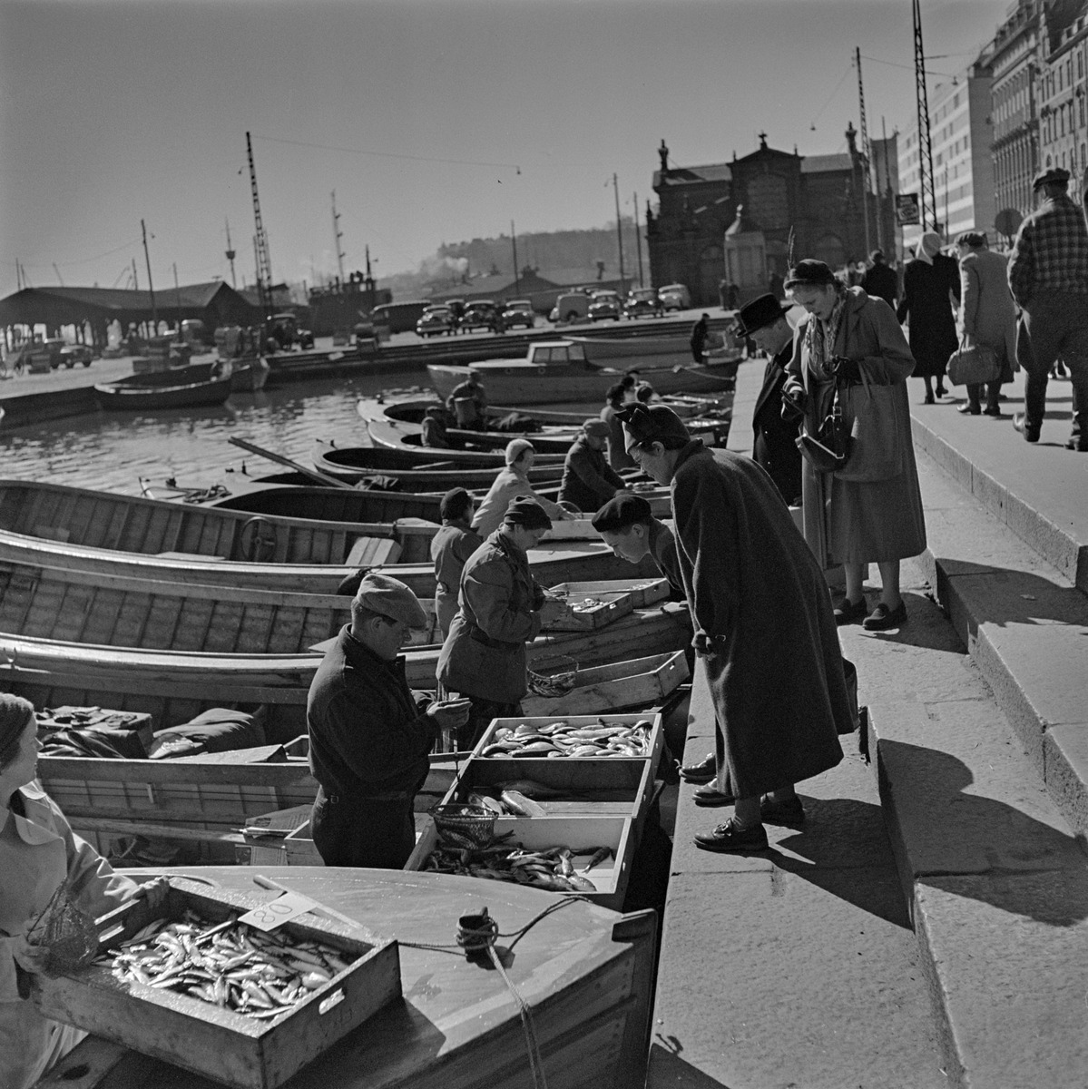Kalaa myydään veneistä Kolera-altaalla, takana Kauppahalli