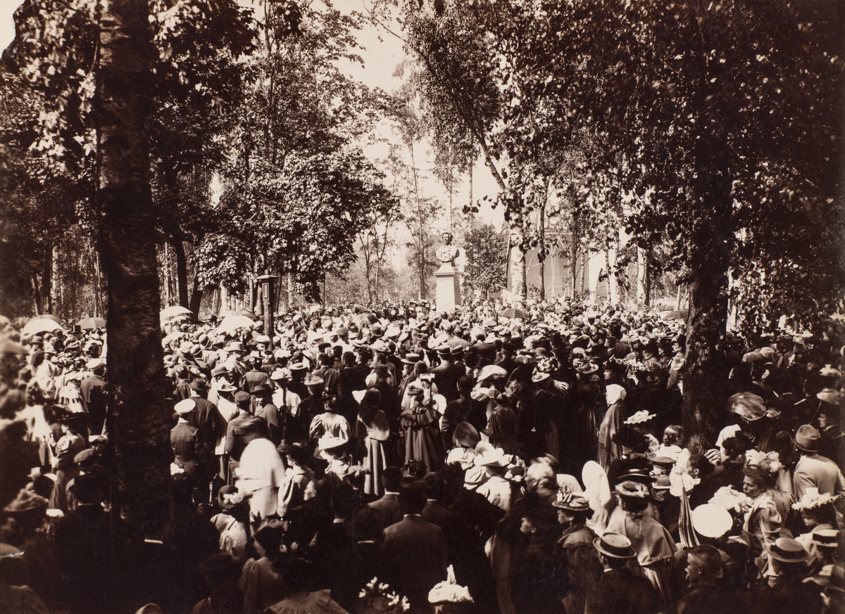 Fredrik Paciuksen rintakuvan paljastustilaisuus Kaisaniemen puistossa 1895