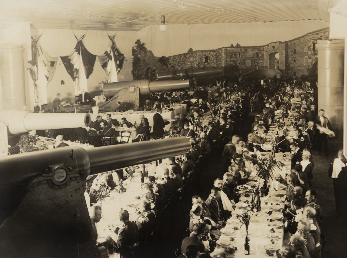 Viaporin venäläisen varuskunnan 100-vuotisjuhla huhtikuussa 1908, juhlaillalliset tykistömaneesissa