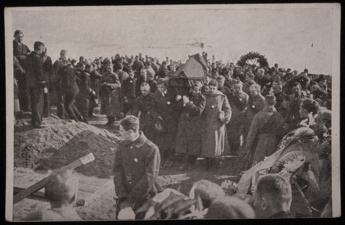 Helmikuun 1917 vallankumouksen upseerisurmien uhrien hautaanlasku Helsingissä 30