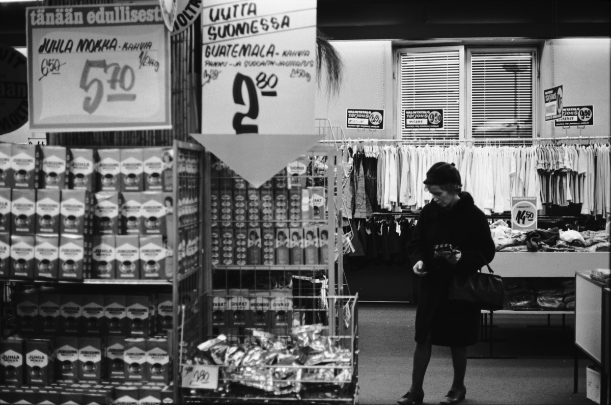 Nainen ostoksilla häkkihyllyjen keskellä Valintatalon myymälässä Arenan talossa
