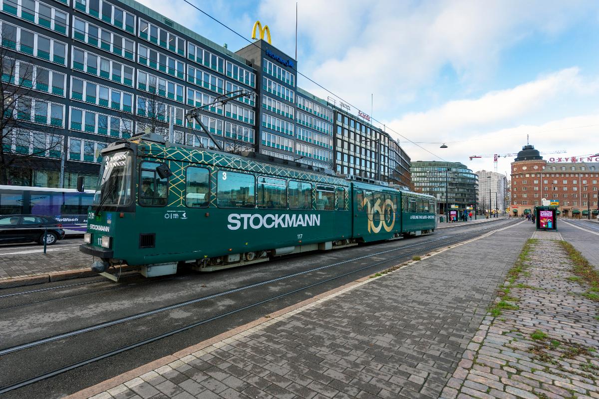 Stockmannin tavaratalon mainoksin koristeltu raitiovaunu Hakaniemessä.