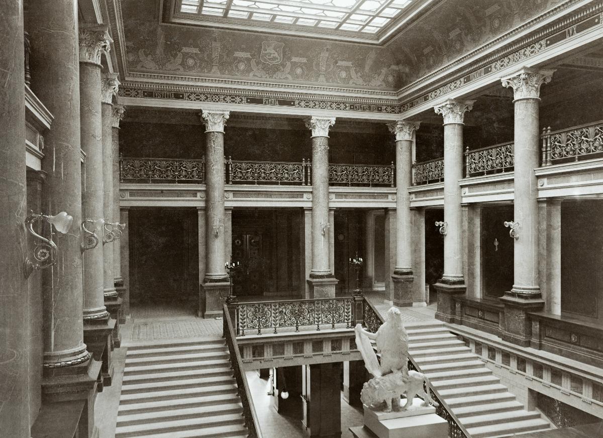 Säätytalon (arkkitehti Gustaf Nyström 1890) portaikko kuvattuna yläviistosta.